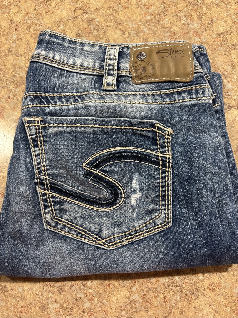 Silver Jeans Women’s Blue Boyfriend Jeans with Contrast Stitching